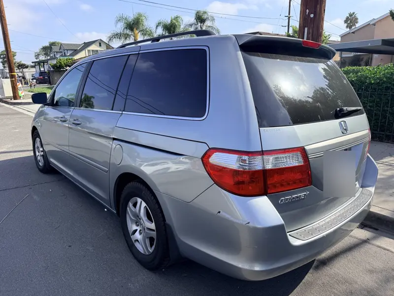 Silver Honda Odyssey, rear three-quarter view