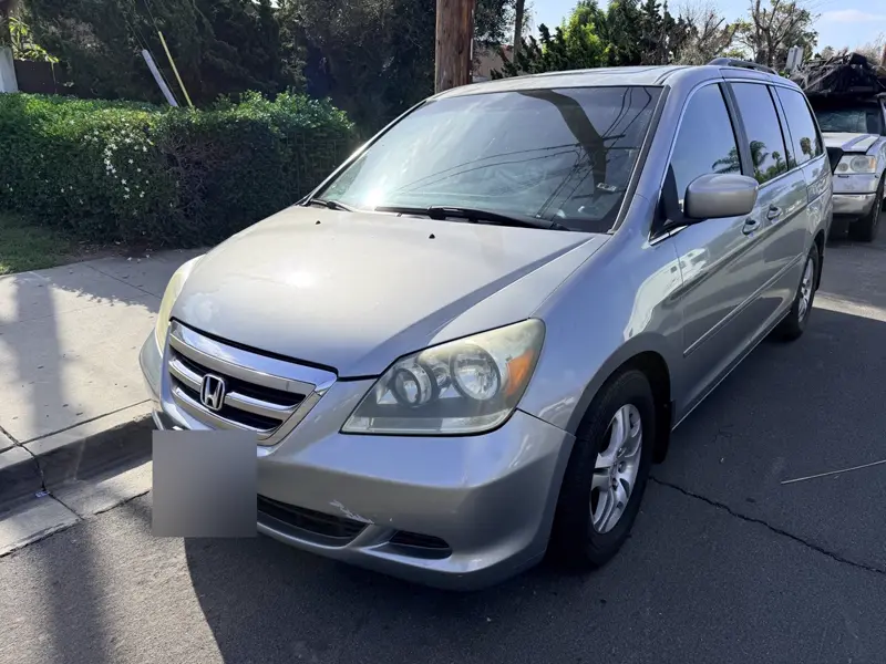 Silver Honda Odyssey, front view